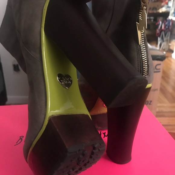 Betsey Johnson ankle bootie - Picture 6 of 8